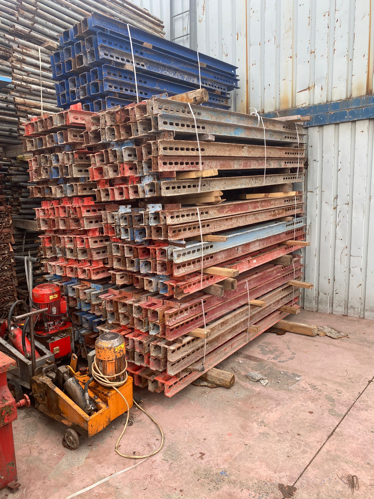 iskele sistemleri, inşaat iskelesi, kalıp iskelesi, teleskopik direk, cup-lock iskele, flanşlı iskele, şantiye ekipmanları, yapı malzemeleri, beton santrali, çimento silosu, Ömür İskele, Ankara iskele